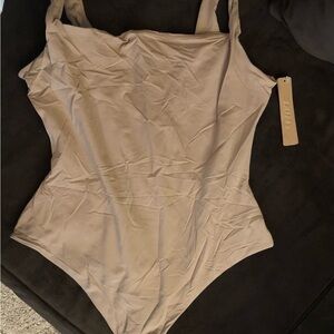 FITS EVERYBODY SQUARE NECK BODYSUIT - medium